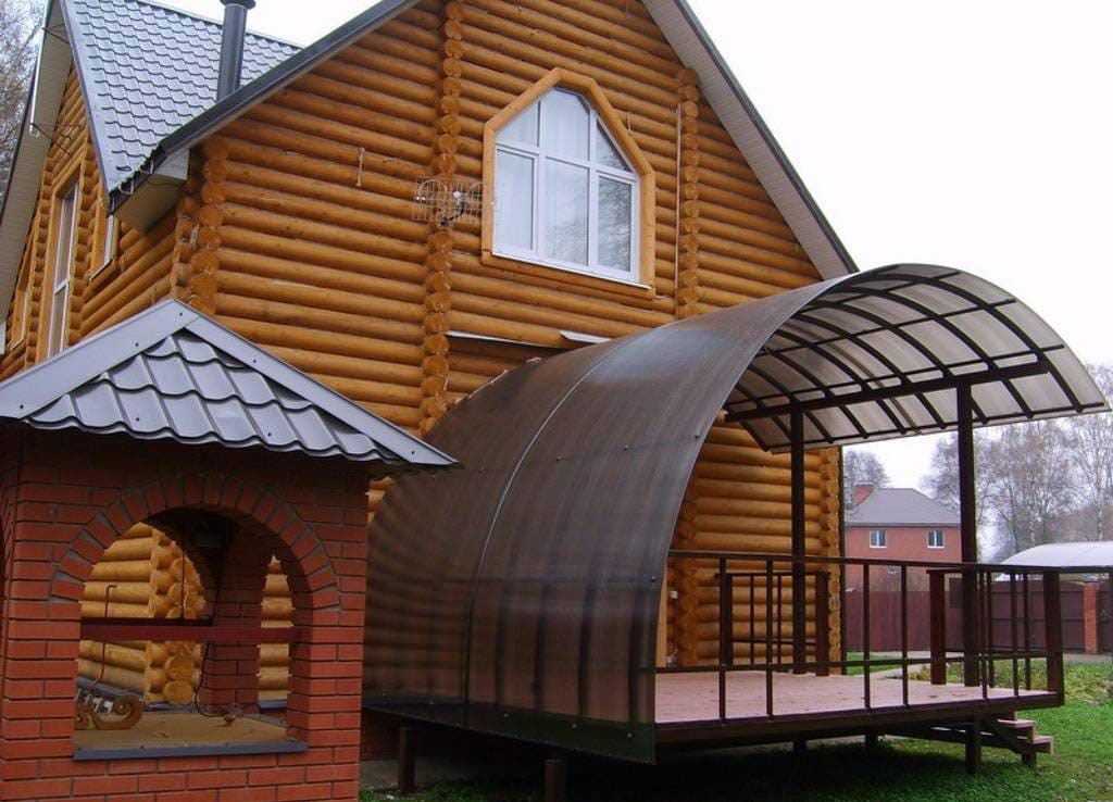 Прямая металлическая лестница на веранду